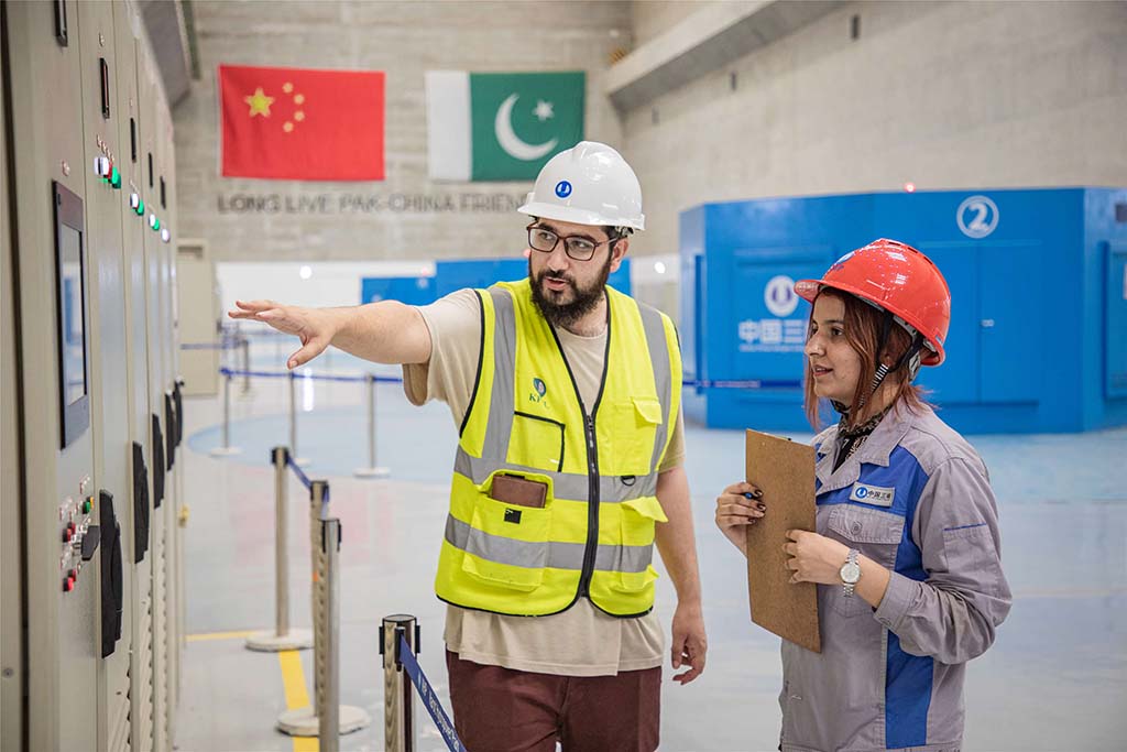 7月14日，巴方工作人員在卡洛特水電站-地下電廠(chǎng)檢查數(shù)據(jù)。 （人民網(wǎng)記者 薛丹攝）