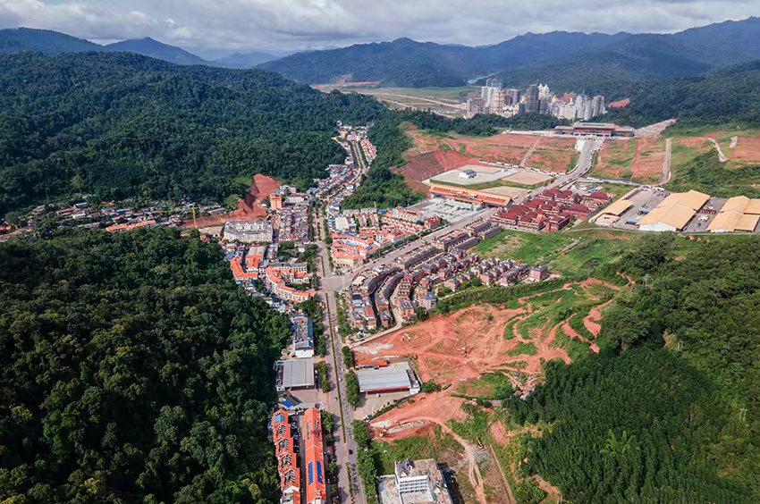 磨憨口岸俯瞰，右前方高層白色建筑群為老撾境內。人民網(wǎng)記者 符皓攝