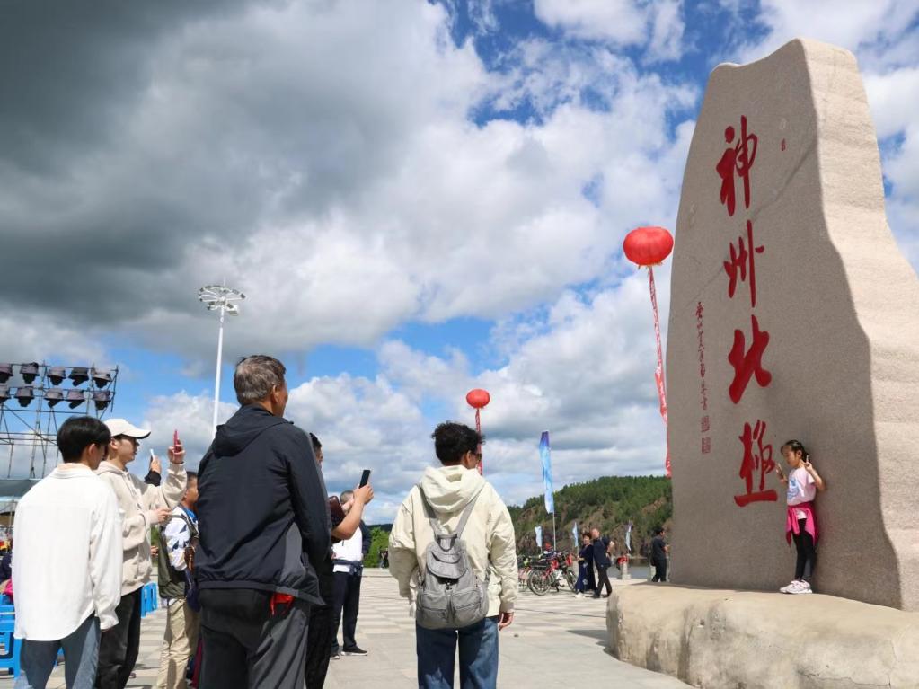 游客在漠河市地標(biāo)前打卡。新華社記者 徐凱鑫攝