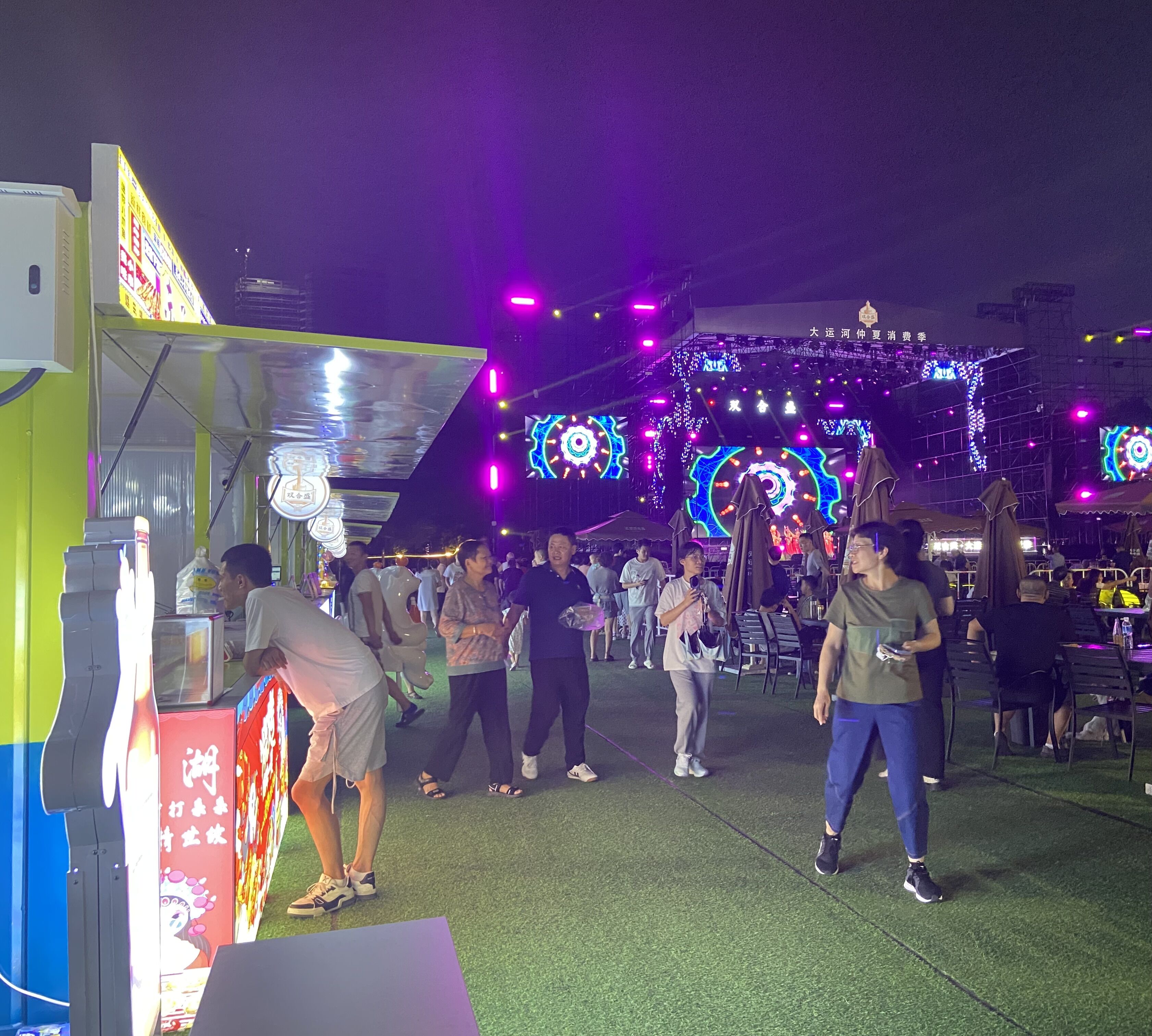 8月16日，游客在大運(yùn)河仲夏消費(fèi)季現(xiàn)場(chǎng)觀看演出、品嘗美食。人民網(wǎng) 馮春昉攝