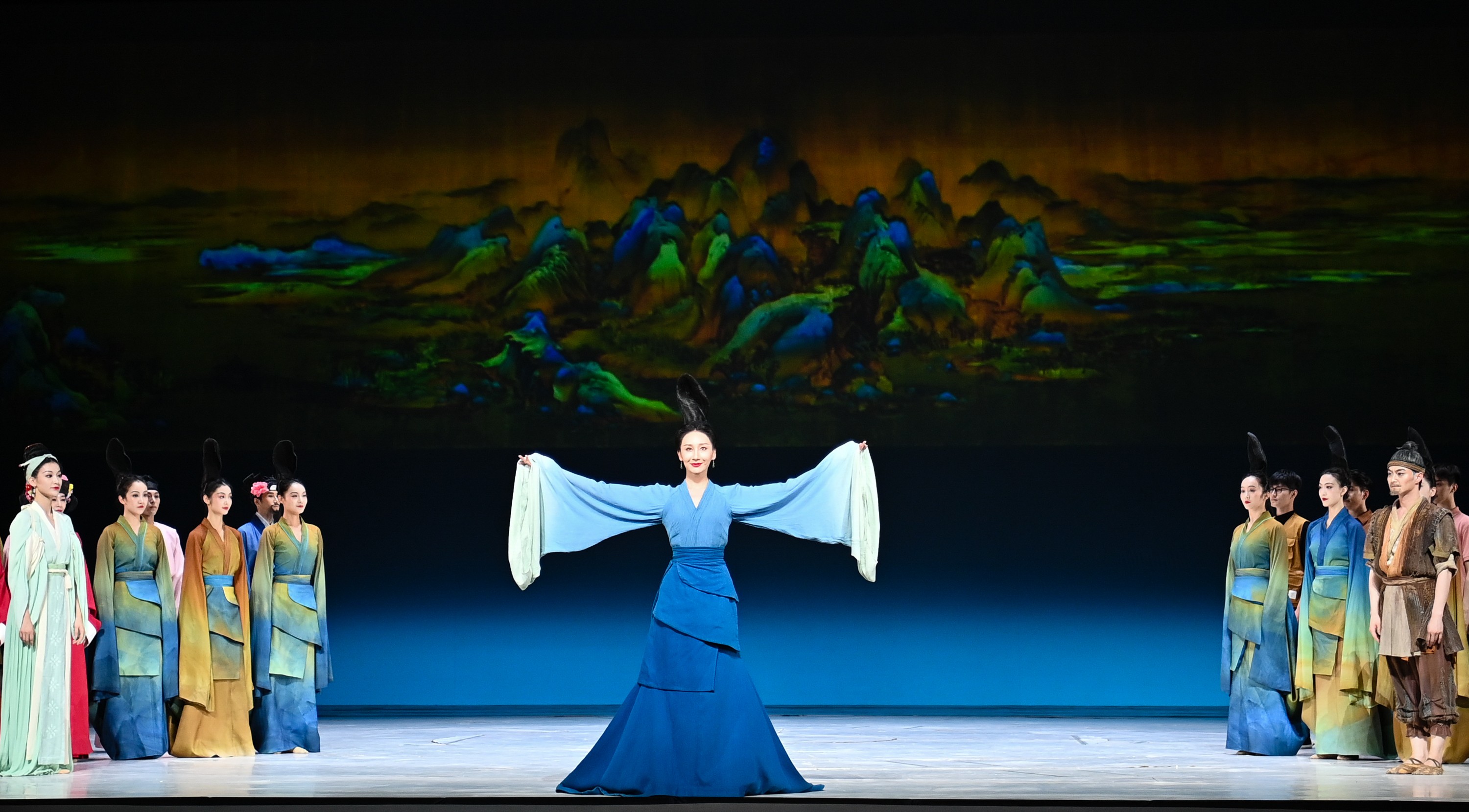 2023年7月20日，中國東方演藝集團(tuán)演員在烏魯木齊文化中心大劇院表演舞蹈詩劇《只此青綠》。新華社記者 李響 攝