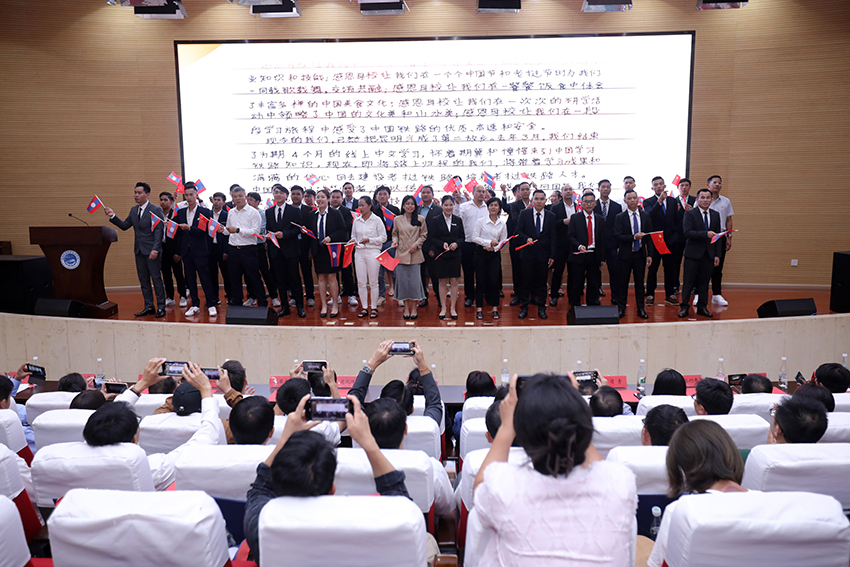 7月31日，昆明鐵道職業(yè)技術(shù)學(xué)院舉行援老撾鐵道職業(yè)技術(shù)學(xué)院項(xiàng)目教育能力建設(shè)教師培養(yǎng)班結(jié)業(yè)典禮。 昆明鐵道職業(yè)技術(shù)學(xué)院供圖