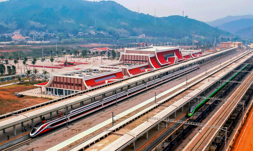 對(duì)向行駛的國(guó)際客運(yùn)列車(chē)“復(fù)興號(hào)”和“瀾滄號(hào)”在磨憨站交匯。楊紫軒攝
