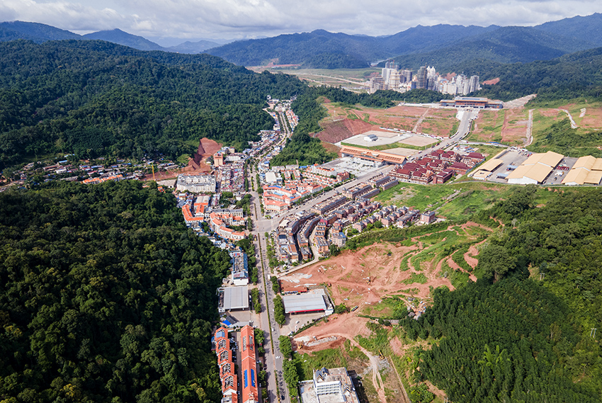 磨憨口岸俯瞰，右前方高層白色建筑群為老撾境內(nèi)。人民網(wǎng)記者 符皓攝