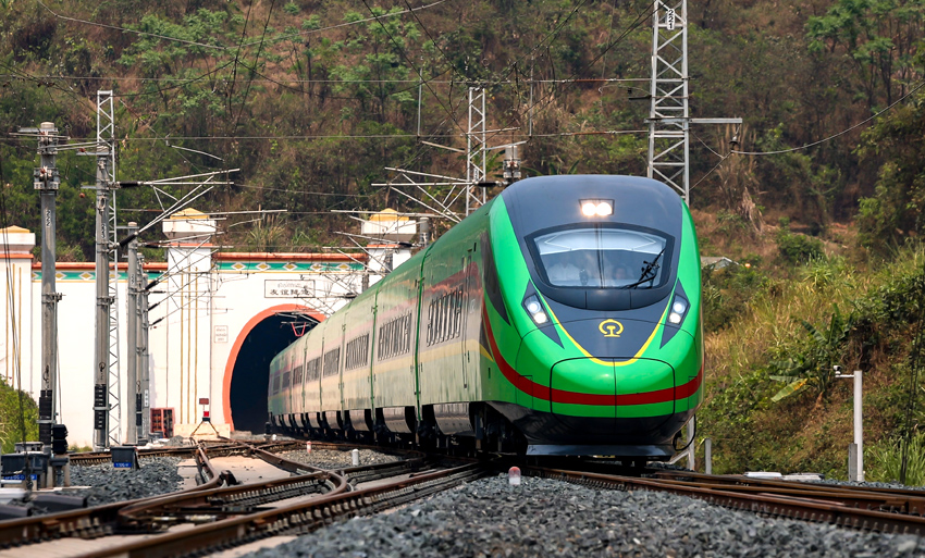 “復(fù)興號(hào)”動(dòng)車(chē)組列車(chē)駛過(guò)友誼隧道。徐章位攝