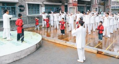 在渝留學(xué)生體驗(yàn)八段錦