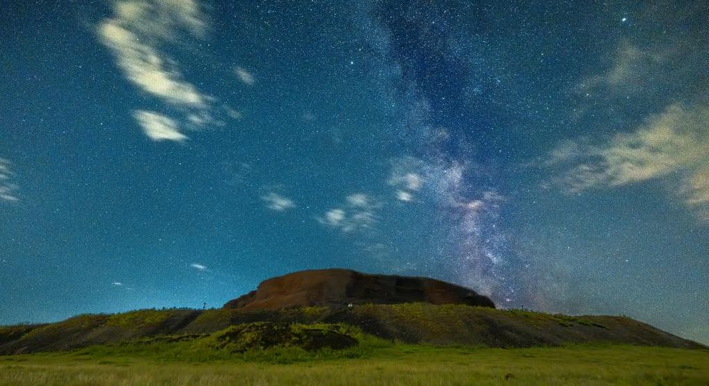 星空下的草原火山
