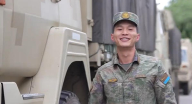 用《士兵突擊》的方式拍下戰(zhàn)士退伍