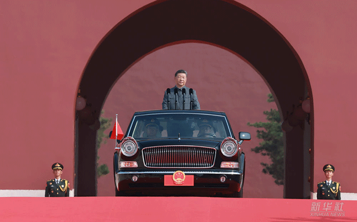 習(xí)近平乘檢閱車經(jīng)過(guò)金水橋駛上長(zhǎng)安街